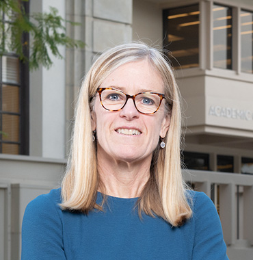 Bonnie Mills headshot